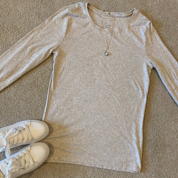 🌞FREE W PURCHASE, A New day soft and stretchy tee - Picture 2 of 4